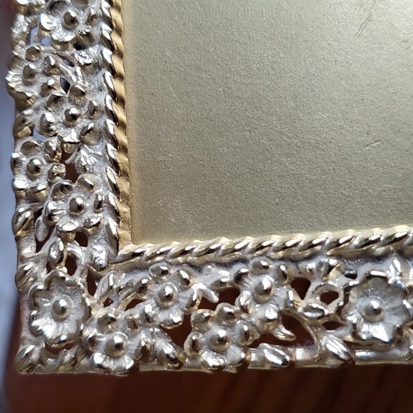 VINTAGE Filigree Frame, 3x4, Gold, Stand,EUC - Picture 3 of 9